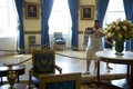 米ワシントンD.C.のホワイトハウスのブルー・ルームで、写真撮影をする一般見学ツアー客（2015年7月1日撮影）。(c)AFP/BRENDAN SMIALOWSKI