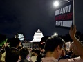 東京の国会議事堂前で、衆議院平和安全法制特別委員会が可決した安全保障関連法案に抗議するデモに参加した市民団体のメンバー（2015年7月15日撮影）。(c)AFP/Yoshikazu TSUNO