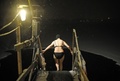 フィンランド・ロバニエミの凍った川に漬かりに行く女性（2008年12月18日撮影、資料写真）。(c)Olivier MORIN / AFP