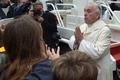 バチカン（Vatican）のサンピエトロ広場（St Peters&apos; Square）で、定例の一般謁見で巡礼者たちに話しかけるフランシスコ（Francis）法王（2014年11月5日撮影）。(c)AFP/ALBERTO PIZZOLI