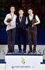フィギュアスケート四大陸選手権、男子シングル・フリースケーティング。表彰式に臨む（左から）2位のジョシュア・ファリス、優勝したデニス・テン、3位の閻涵（2015年2月14日撮影）。(c)AFP/JUNG YEON-JE