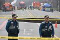 ソウルの路上に巨大な陥没穴、バイク運転手が転落死 韓国の首都ソウルの道路に出現した陥没穴(2025年3月25日撮影)。(c)Anthony WALLACE/AFP