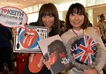 羽田空港の到着ロビーに詰めかけたザ・ローリング・ストーンズ（The Rolling Stones）のファン（2014年2月23日撮影）。(c)AFP/Yoshikazu TSUNO