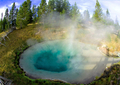 米イエローストーン国立公園（Yellowstone National Park）内にある地熱プール。

1872年に米国初の国立公園として設立されたイエローストーンには、1万を超える間欠泉や泥間欠泉、蒸気孔、温泉がある。ワイオミング（Wyoming）、モンタナ（Montana）、アイダホ（Idaho）の3州にまたがり、公園名はイエローストーン川（Yellowstone River）にちなんでいる（2012年10月8日撮影）。(c)AFP/Karen BLEIER