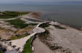 メキシコ・ハリスコ州のチャパラ湖で、元の湖岸沿いの遊歩道と約200メートル離れた場所に係留されたボート（2024年6月6日撮影）。(c)Ulises Ruiz / AFP