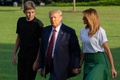 （左から）バロン・トランプさん、ドナルド・トランプ米大統領、メラニア・トランプ夫人（2019年8月18日撮影、資料写真）。(c)Alastair Pike / AFP