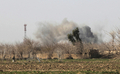 アフガニスタン南部ヘルマンド（Helmand）州マルジャ（Marjah）で、米軍、北大西洋条約機構（NATO）主導の国際治安支援部隊（ISAF）、アフガニスタン国軍の連合軍とタリバンとの戦闘で上がる爆煙を眺めるアフガニスタン人男性（左、2010年2月17日撮影）。(c)AFP/Altaf Qadri