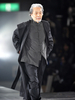 東京・国立代々木競技場で開催されたヨウジヤマモト（Yohji Yamamoto）メンズコレクション「YOHJI YAMAMOTO THE MAN 4.1 2010 TOKYO」（2010年4月1日撮影）。(c)AFP/Yoshikazu TSUNO