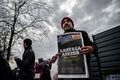トルコ・イスタンブールにある大手日刊紙ザマン本社前で、「憲法は停止された」と印刷された同紙の最新号を掲げる支持者（2016年3月5日撮影）。(c)AFP/OZAN KOSE