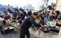 パレスチナ自治区ガザ南部ラファで、食料の配給を待つ人々（2023年12月23日撮影）。(c)MAHMUD HAMS / AFP