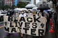東京都心で「Black Lives Matter（黒人の命は大切）」運動を支持し、デモ行進を行う人々（2020年6月13日撮影）。(c)CHARLY TRIBALLEAU / AFP