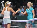 女子テニス、WTAツアー選手権（BNP Paribas WTA Championships - Singapore 2014）4日目。試合後、マリア・シャラポワ（Maria Sharapova、左）と握手を交わすペトラ・クビトバ（Petra Kvitova、2014年10月23日撮影）。(c)AFP/ROSLAN RAHMAN