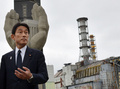 チェルノブイリ（Chernobyl）原発の事故現場を視察する岸田文雄（Fumio Kishida）外相（2013年8月25日撮影）。(c)AFP/GENYA SAVILOV