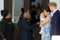 南アフリカ・ケープタウンでデズモンド・ツツ元大主教夫妻と面会する、英ヘンリー王子夫妻と長男のアーチーちゃん（2019年9月25日撮影）。(c)HENK KRUGER / POOL / AFP