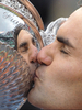 全仏オープンテニス2009（%%French Open 2009%%）男子シングルス決勝。大会第2シードのロジャー・フェデラー（%%Roger Federer%%、スイス）は、大会第23シードのロビン・ソデルリング（%%Robin Soderling%%、スウェーデン）と対戦。フェデラーは6-1、7-6、6-4で全仏初優勝を果たし、ピート・サンプラス（%%Pete Sampras%%、米国）氏の持つグランドスラム最多優勝記録（14勝）に並ぶと同時に、史上6人目の生涯グランドスラム（4大大会全制覇）を達成した。写真はトロフィーに口づけをするロジャー・フェデラー。（2009年6月7日撮影）(c)AFP/BERTRAND GUAY