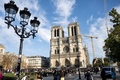 フランス・パリのノートルダム大聖堂を訪れる観光客（2024年10月24日撮影）。(c)BERTRAND GUAY / AFP