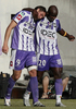 試合終了間際の後半44分に決勝点を挙げシル・エマナ（%%Achille Emana%%、右）から祝福を受けるトゥールーズのヨハン・エルマンデル（%%Johan Elmander%%）。(c)AFP/LIONEL BONAVENTURE