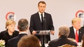フランス・パリで開かれた第1次世界大戦終結100年記念式典の一環で、エリゼ宮（大統領府）での昼食会を前に演説するエマニュエル・マクロン大統領（中央、2018年11月11日撮影）。(c)JACQUES DEMARTHON / AFP