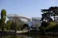 パリ（Paris）のブローニュの森（Bois de Boulogne）の森に建設された「ルイ・ヴィトン　ファウンデーション（Fondation Louis Vuitton）」の外観の一部（2014年4月10日撮影）。(c)AFP/FRANCK FIFE