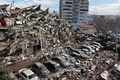 地震の被害を受けたトルコ・カフラマンマラシュで、倒壊した建物で捜索活動を続ける人々（2023年2月7日撮影）。(c)Adem ALTAN / AFP