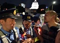 東京の国会議事堂前で、衆議院平和安全法制特別委員会が可決した安全保障関連法案に抗議するデモに参加した市民団体のメンバーと対峙（たいじ）する警官（2015年7月15日撮影）。(c)AFP/Yoshikazu TSUNO