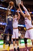 15-16NBA、クリーブランド・キャバリアーズ対インディアナ・ペイサーズ。クリーブランド・キャバリアーズの選手をかわし得点を狙うインディアナ・ペイサーズのポール・ジョージ（左、2015年11月8日撮影）。(c)AFP/Getty Images/Jason Miller