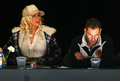 写真は、試合を観戦する歌手のクリスティーナ・アギレラ（%%Christina Aguilera%%、左）。(c)AFP/Getty Images Jeff Vinnick