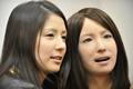 大阪大学（Osaka University）の研究グループとロボットメーカーのココロ（Kokoro）が共同開発した女性型ロボット「ジェミノイドＦ（Geminoid-F）」（右）と、モデルになった女性（左、2010年4月3日撮影）。(c)AFP/Yoshikazu TSUNO