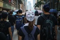 香港でガイ・フォークスの仮面を着用して抗議を行う人（2019年10月1日撮影）。(c)Yan ZHAO / AFP