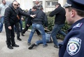 ウクライナ南部クリミア（Crimea）半島セバストポリ（Sevastopol）で、親ウクライナのデモ参加者をこん棒やむちで襲う親ロシアの「自警団」メンバーら（2014年3月9日撮影）。(c)AFP