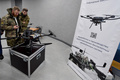 ロシア・サンクトペテルブルクに開設された「PMCワグネル・センター」内に展示されたドローンを見る人々（2022年11月4日撮影、資料写真）。(c)Olga MALTSEVA / AFP