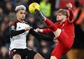 イングランド・フットボールリーグカップ準決勝第1戦、リバプール対フラム。ボールを競るフラムのアントニー・ロビンソン（左）とリバプールのハーヴェイ・エリオット（2024年1月10日撮影）。(c)Paul ELLIS / AFP