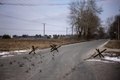 ウクライナの首都キエフ近郊の道路に設置された検問所（2022年3月9日撮影）。(c)Dimitar DILKOFF / AFP