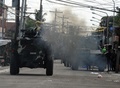 重武装したイスラム反政府勢力「モロ民族解放戦線（MNLF）」のメンバーおよそ数百人が9日に襲撃し、都市機能がまひしているフィリピン南部ミンダナオ（Mindanao）島のサンボアンガ（Zamboanga）で12日、銃撃戦が始まった。

フィリピンからの独立を求めて数十年にわたり抵抗を続けているMNLFのメンバーらはボートで上陸した後、郊外のいくつかの場所に塹壕を作るなどしているほか、住民らを「人間の盾」にしている。迫撃砲や狙撃銃などを使って攻撃を始めたMNLFに対し、政府は数百人からなるエリート部隊と警察部隊を投入。人口の多いこの地域の市民に犠牲者を出さず、MNLFへの包囲網を狭めようとしている。

襲撃を受け、現地では約1万3000人が自宅から避難している。また政府庁舎などでは厳重な警備が敷かれており、街中は閑散としている。

写真は市内の様子（2013年9月12日撮影）。(c)AFP/TED ALJIBE