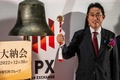 東京証券取引所で行われた大納会で、鐘を鳴らす岸田文雄首相（2022年12月30日撮影）。(c)Philip FONG / AFP