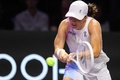 女子テニス、WTAファイナルズ4日目。リターンを打つイガ・シフィオンテク（2024年11月5日撮影）。(c)Fayez NURELDINE / AFP