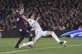 14-15スペイン1部リーグ第28節、FCバルセロナ対レアル・マドリード。FCバルセロナのイヴァン・ラキティッチをかわしボールに足を伸ばすレアル・マドリードのギャレス・ベイル（2015年3月22日撮影）。(c)AFP/JOSEP LAGO