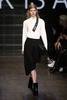 米ニューヨーク市内で発表された「DKNY」15/16年秋冬コレクション（2015年2月15日撮影）。(c)AFP/Getty Images/Neilson Barnard
