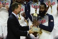 FIBAバスケットボール・ワールドカップ（FIBA Basketball World Cup 2014）決勝、米国対セルビア。スペイン国王フェリペ6世（King Felipe VI、左）からトロフィーを受け取るジェームス・ハーデン（James Harden、2014年9月14日撮影）。(c)AFP/JAVIER SORIANO