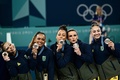 パリ五輪、体操女子団体決勝。表彰式で銅メダル獲得を喜ぶブラジルの選手（2024年7月30日撮影）。(c)Loic VENANCE/ AFP