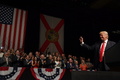 米フロリダ州マイアミで演説するドナルド・トランプ大統領（2017年6月16日撮影）。(c)AFP/MANDEL NGAN