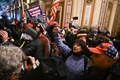 米首都ワシントンの連邦議会議事堂内に突入したドナルド・トランプ大統領の支持者ら（2021年1月6日撮影）。(c)ROBERTO SCHMIDT / AFP