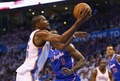 13-14NBAプレーオフ・ウエスタンカンファレンス準決勝（7回戦制）、オクラホマシティ・サンダー（Oklahoma City Thunder）対ロサンゼルス・クリッパーズ（Los Angeles Clippers）第2戦。ロサンゼルス・クリッパーズのデアンドレ・ジョーダン（DeAndre Jordan、奥）をかわしてシュートを狙うオクラホマシティ・サンダーのケビン・デュラント（Kevin Duran、2014年5月7日撮影）。(c)AFP/Getty Images/Ronald Martinez