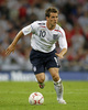 サッカー元イングランド代表のマイケル・オーウェン（Michael Owen）が19日、12-13シーズン限りで現役引退することを表明した。

欧州選手権2008（UEFA Euro 2008）予選のロシア戦でボールをキープするマイケル・オーウェン（2007年9月12日撮影）。(c)AFP/ADRIAN DENNIS