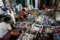 インドネシア・バングンで、ごみを選別する住民（2019年7月22日撮影）。(c)Juni Kriswanto / AFP