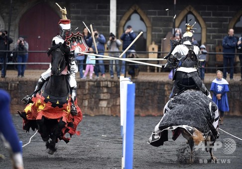 中世の騎士さながらの馬上やり試合、オーストラリアがイングランド下す