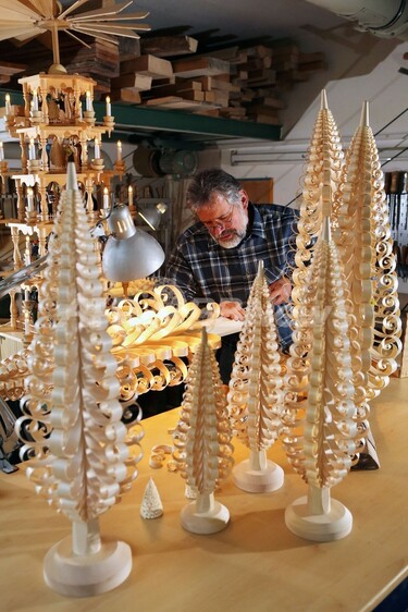 ドイツの職人技、伝統の木彫りクリスマスツリー 写真8枚 国際ニュース