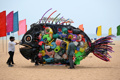 【今日の1枚】巨大魚、中身はぎっしりプラゴミ インド