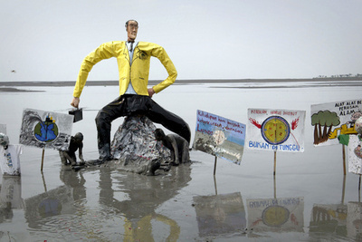 ガス田泥噴出事故から7年、住民が抗議行動 インドネシア