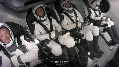 初の民間人だけの宇宙旅行、地球周回軌道に